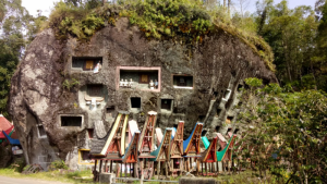 Masyarakat Toraja: Tradisi Pengkebumian Unik Yang Mengejutkan Dunia